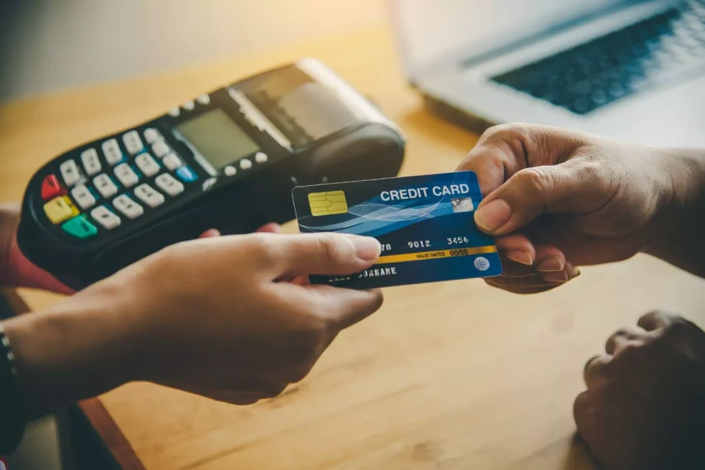 Czy płacenie kartą kredytową poprawia credit score w UK?