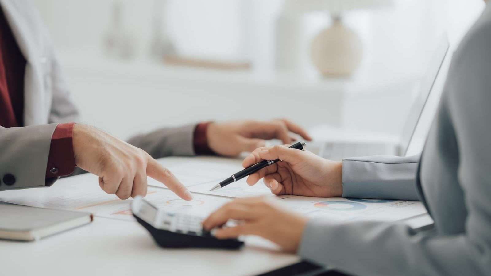Dokumenty conveyancing analizowane przed zakupem nieruchomości w UK