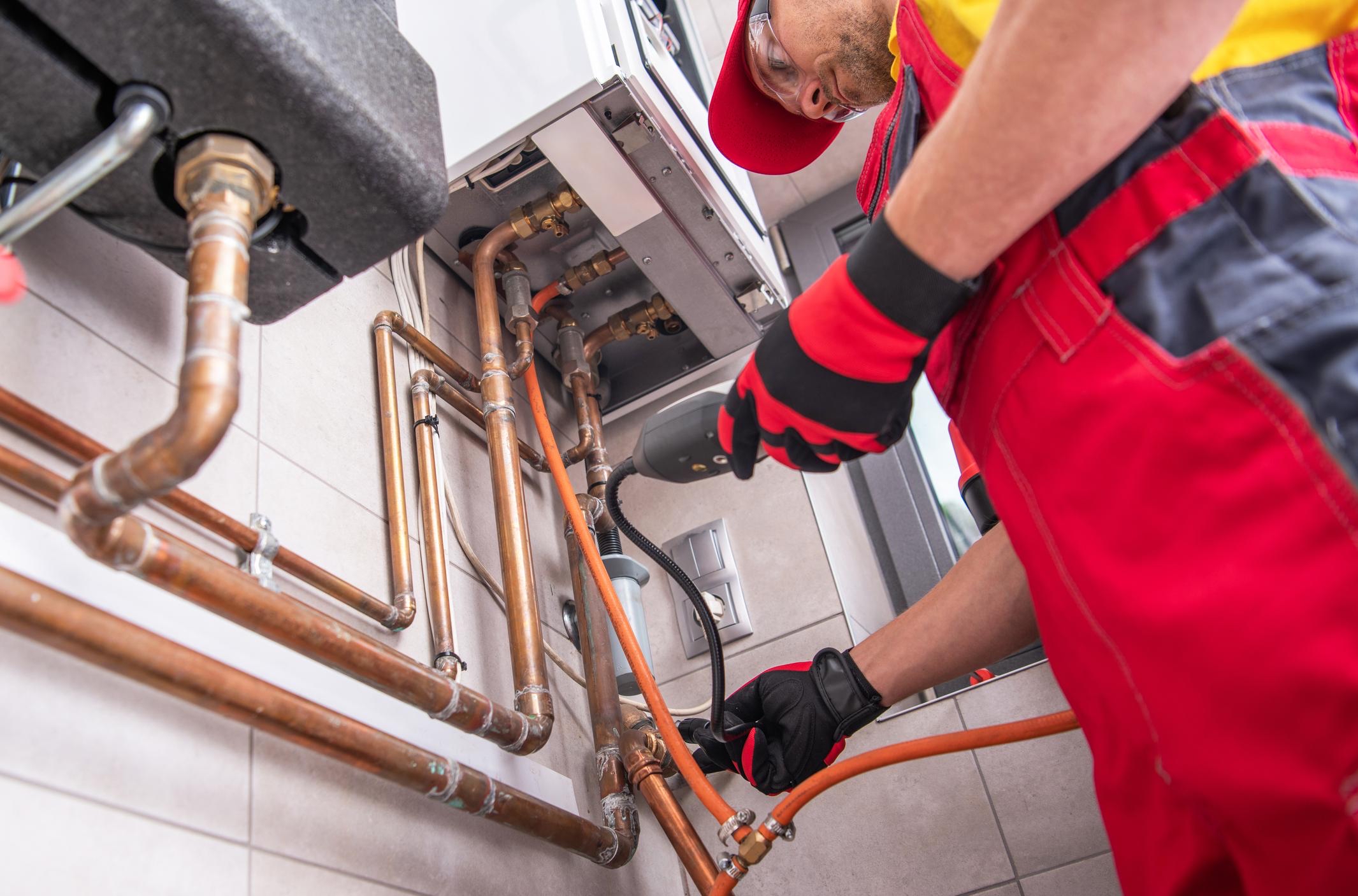 Contractor wykonujący prace instalacyjne